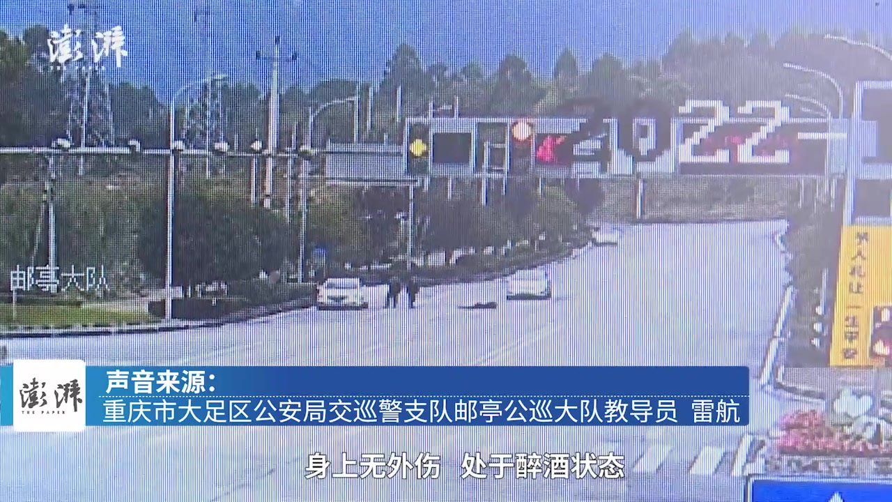 男子醉酒后在马路中间爬行，民警将其抬上车送回家