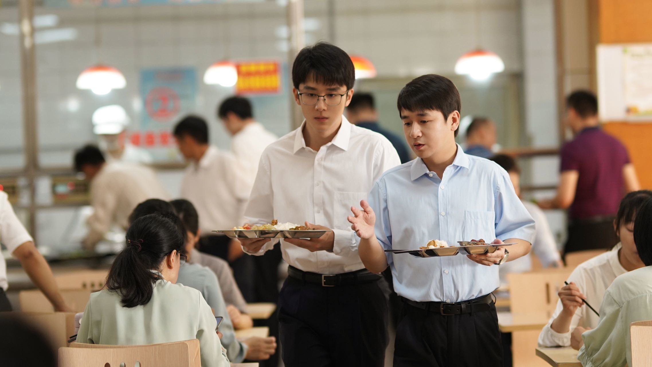 林志为（左一）在县委大院吃午饭，被同事传授了很多门道。