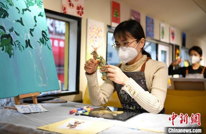 石家庄非遗体验馆：市民体验传统手工感受非遗魅力