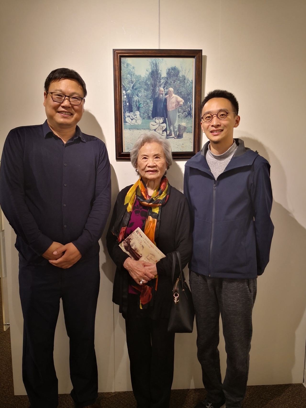2019年5月张大千长女张心瑞(中)出席硅谷亚洲艺术中心纪念张大千诞辰120周年展览开幕,右为杭州钦哲艺术中心总经理彭辰