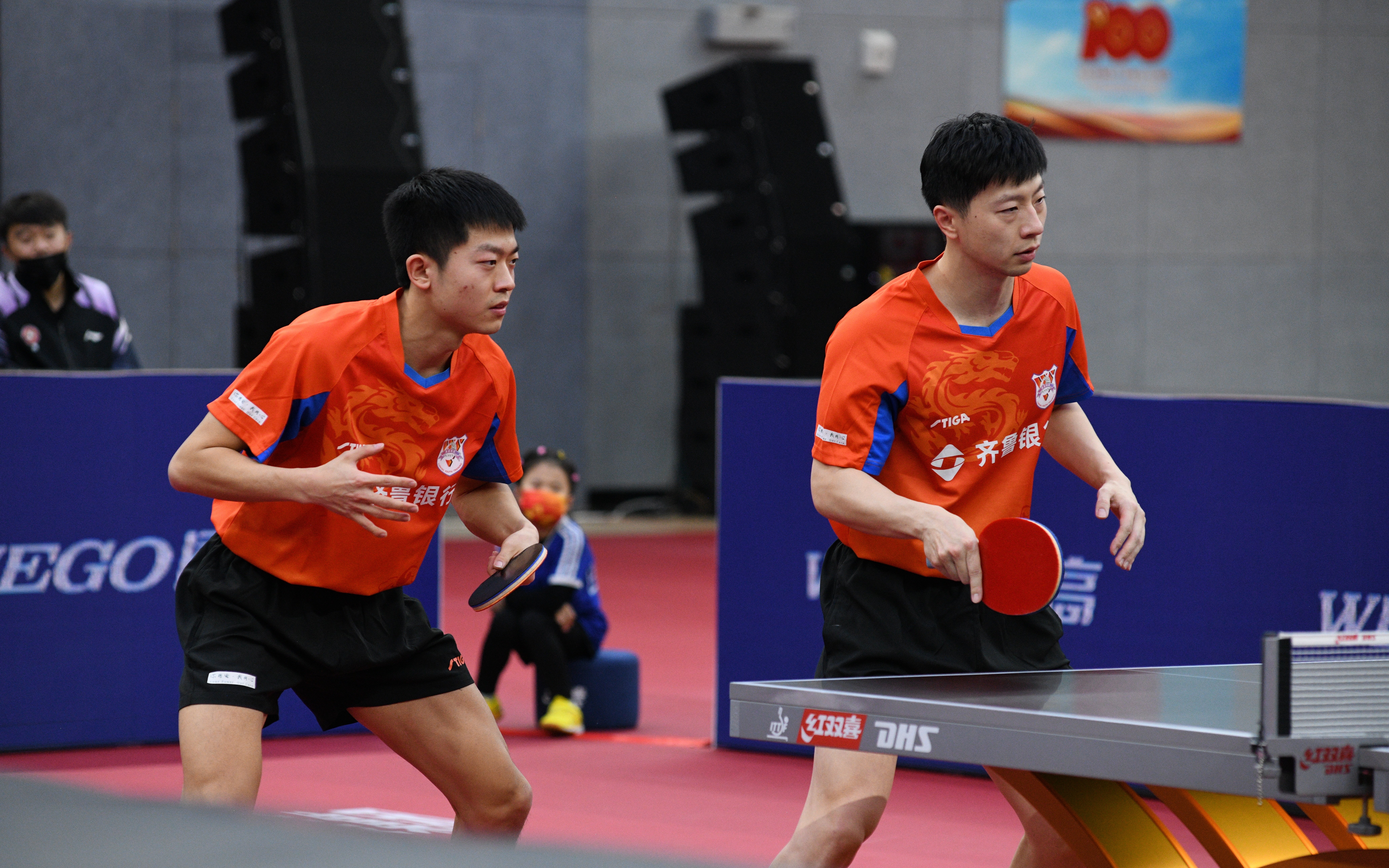马龙（右）带领年轻人快速成长。 中国乒乓球协会供图