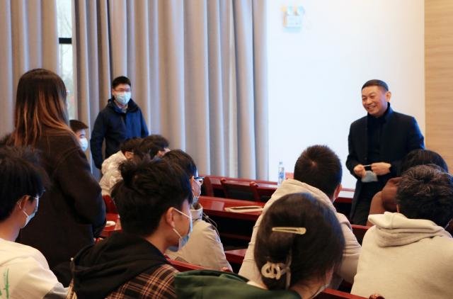 校党委副书记、校长陈运与学生交流