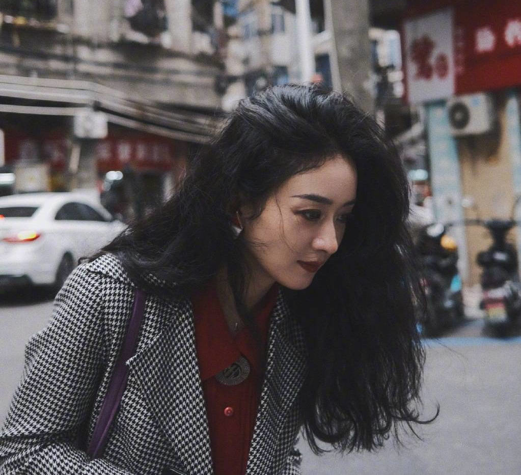 赵丽颖晒摩登复古写真 港风十足发量惊人_凤凰网娱乐_凤凰网