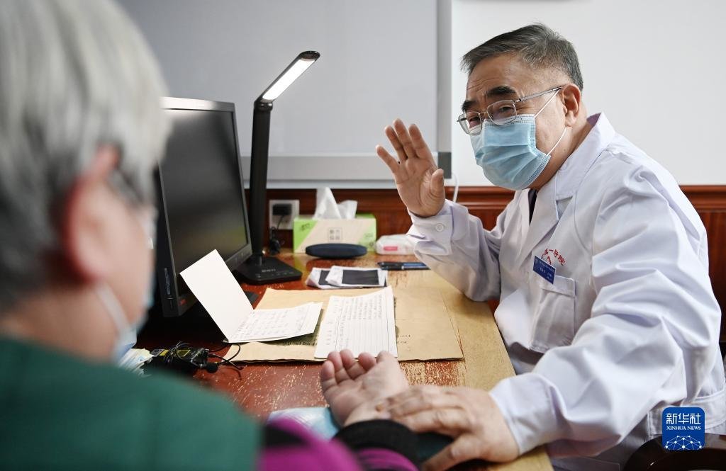 在天津中医药大学第一附属医院,张伯礼院士在给患者把脉,问诊(资料