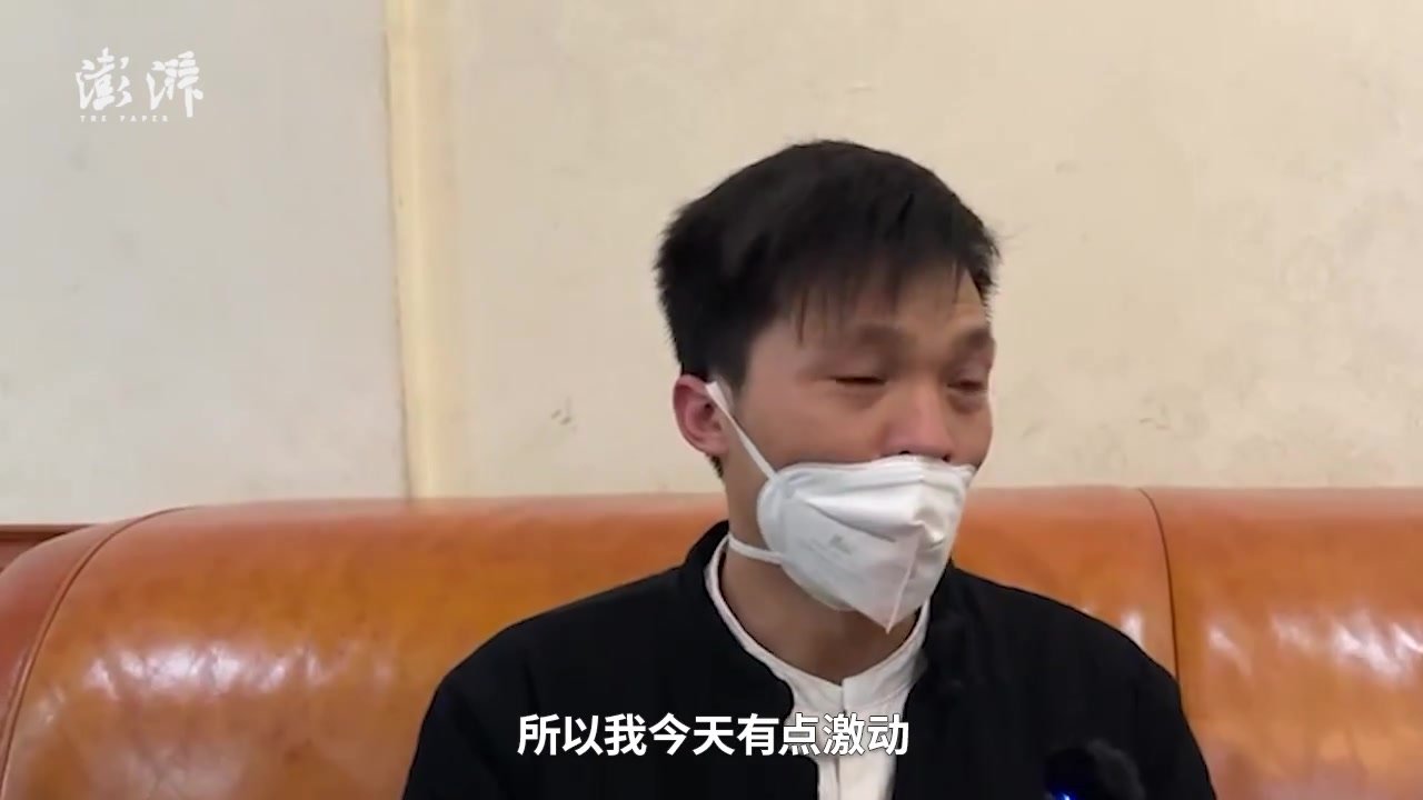 手绘地图寻亲男子庭审结束后第一时间告知母亲，动情落泪