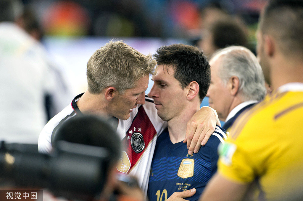 2014年世界杯决赛后，施魏因施泰格安慰梅西。