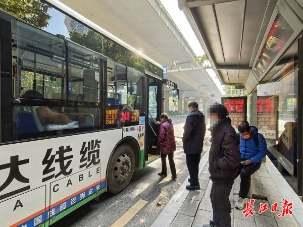 金桥大道一公交站，市民排队乘坐公交车。记者孙笑天 摄