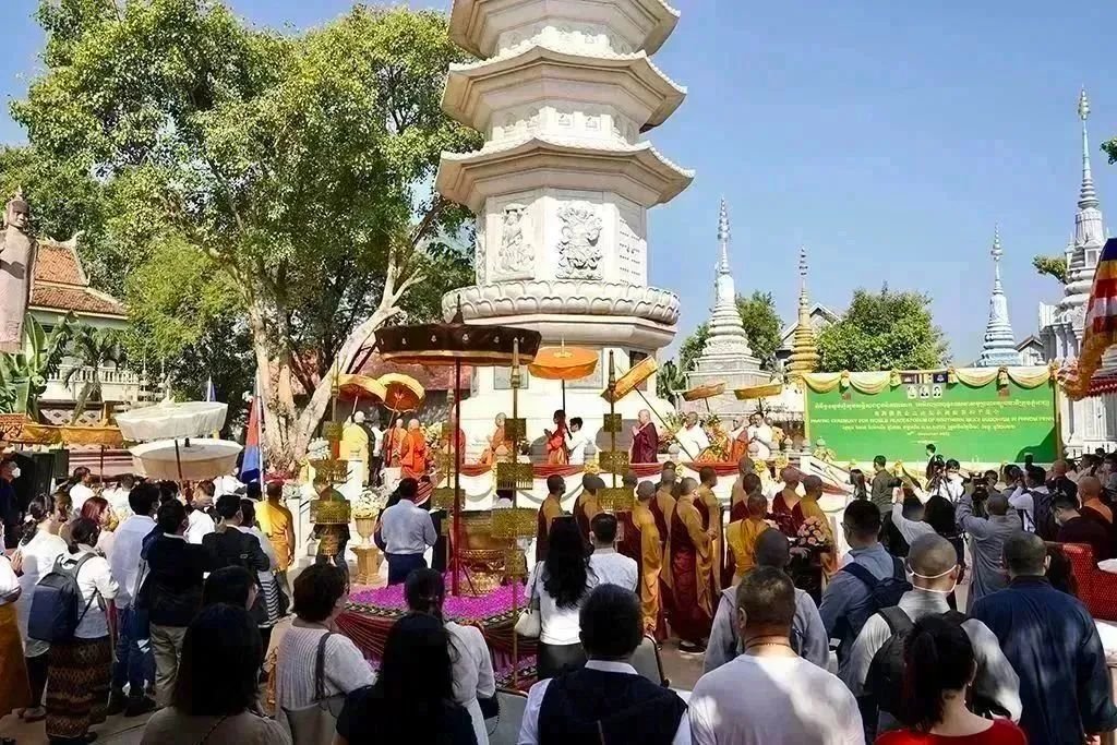 南海佛教圆桌会首次出海!18个国家地区三大语系高僧共祈世界和平