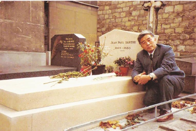 1981年，柳鸣九在法国巴黎萨特墓前