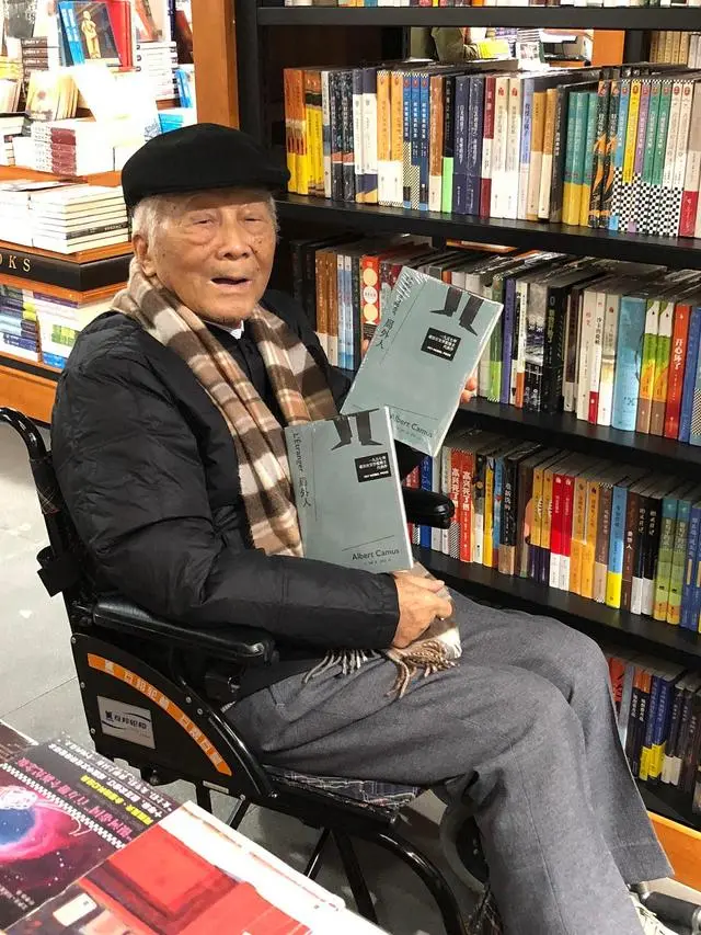 2018年11月24日，柳鸣九在西西弗书店的书架上看到了由他翻译的加缪名著《局外人》。江胜信摄