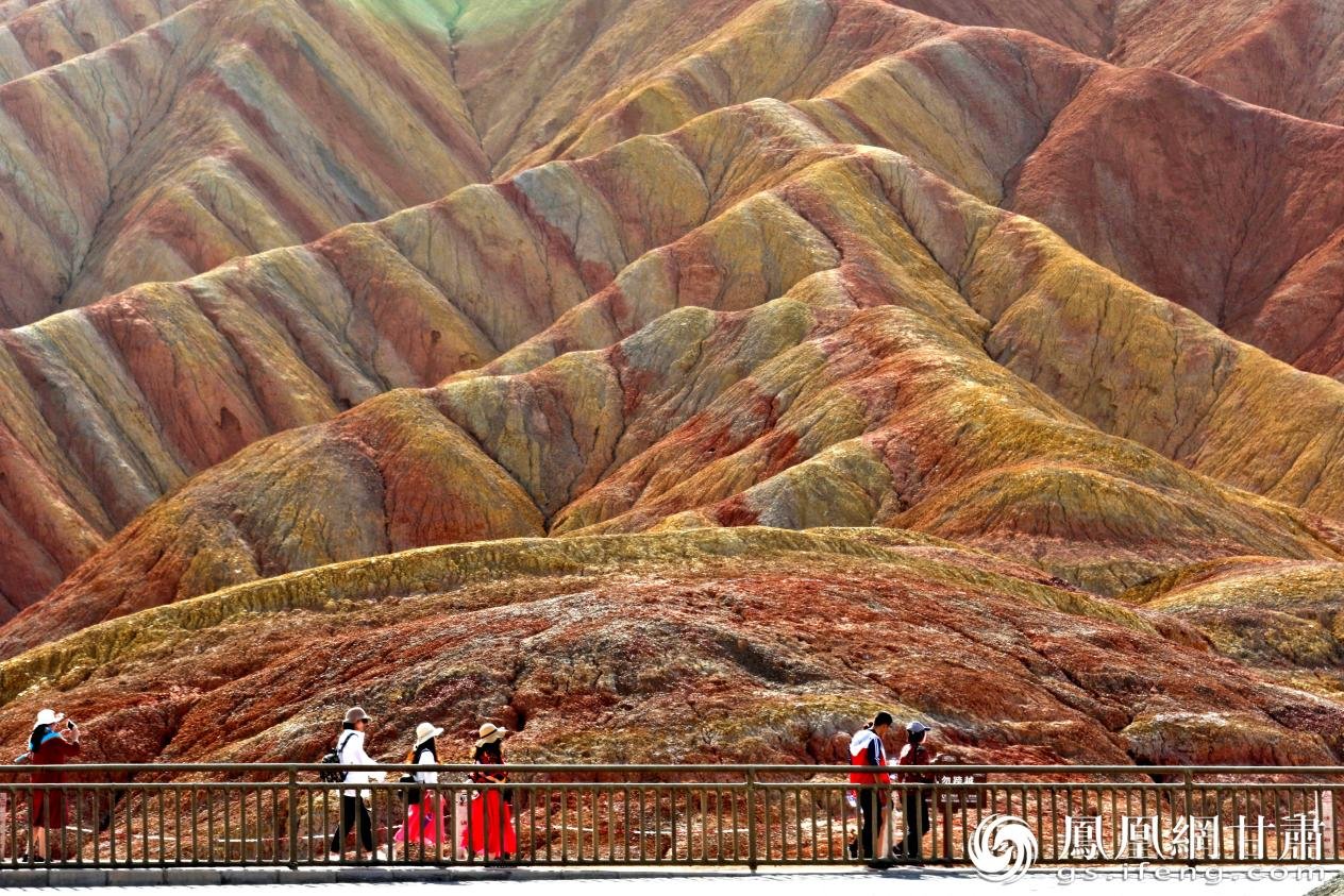 游客徜徉在张掖丹霞景区，流连忘返。张掖融媒体中心供图