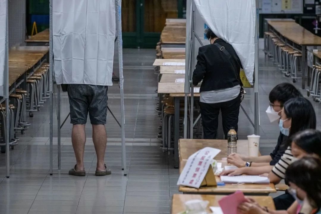 ▎2022年11月26日,台湾台北,台湾地区举行“九合一”选举,选民在投票站投票。图源:视觉中国