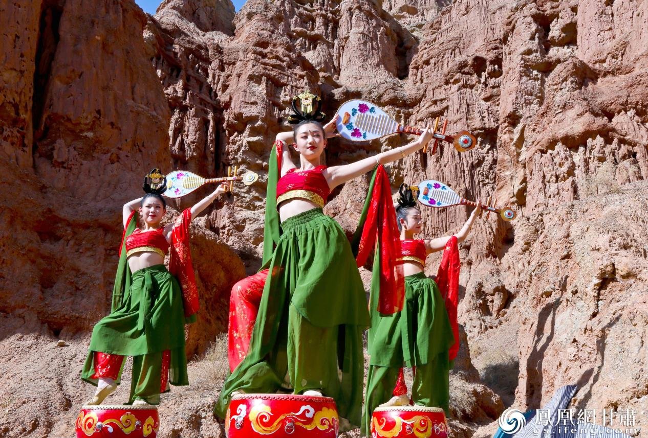 当七彩丹霞遇见敦煌舞，怎一个惊艳了得。张掖融媒体中心供图