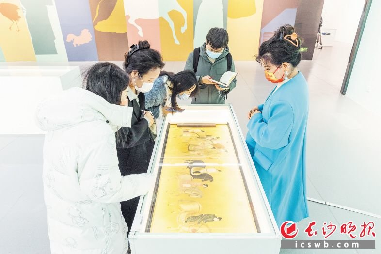 工作人员介绍木版水印作品。图片均为长沙晚报全媒体记者 董阳 摄