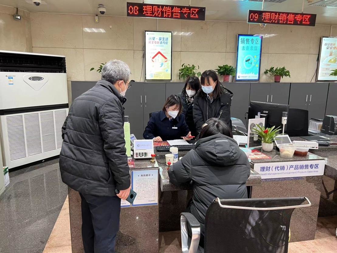 建行西安高新区支行营业部工作人员为客户办理本外币一体账户