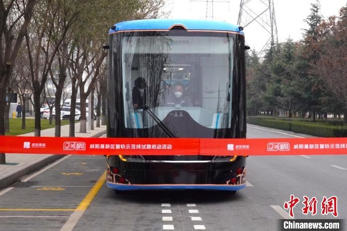 图为“智轨列车”整装待发。 张远 摄