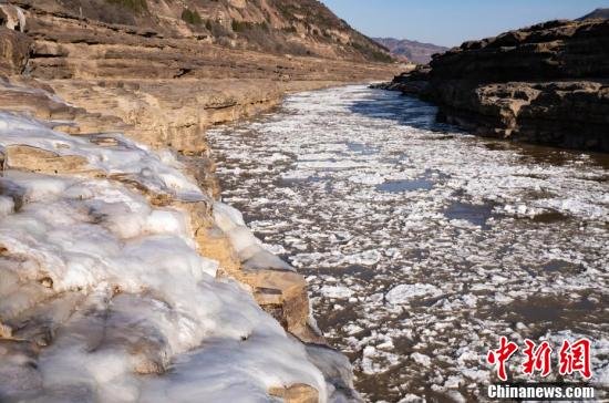 陕西黄河壶口瀑布今冬首次出现流凌。