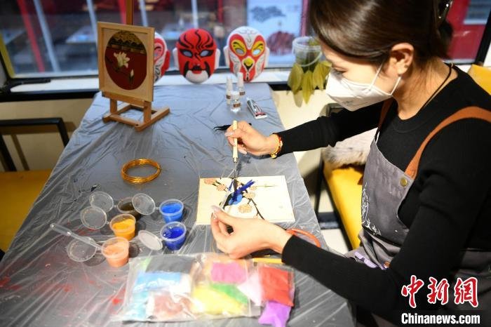 图为12月9日，石家庄市裕华区一家文创非遗体验馆，市民体验制作掐丝珐琅。　翟羽佳 摄