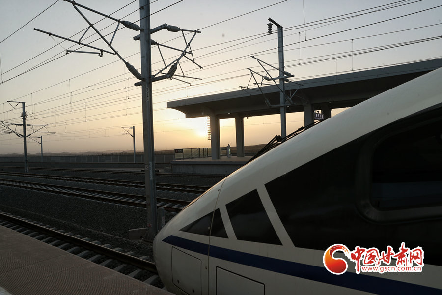 乘着动车从银兰高铁中兰段秦王川站出发