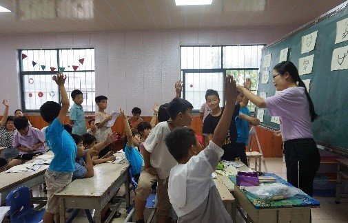 志愿者在组织学生进行课间活动