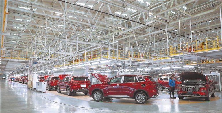 江铃汽车股份有限公司富山工厂总装SUV区域生产线，技术工人（班组长）正在对即将下线的江铃福特领界进行装配质量检查。 江西日报全媒体记者 张翰林摄