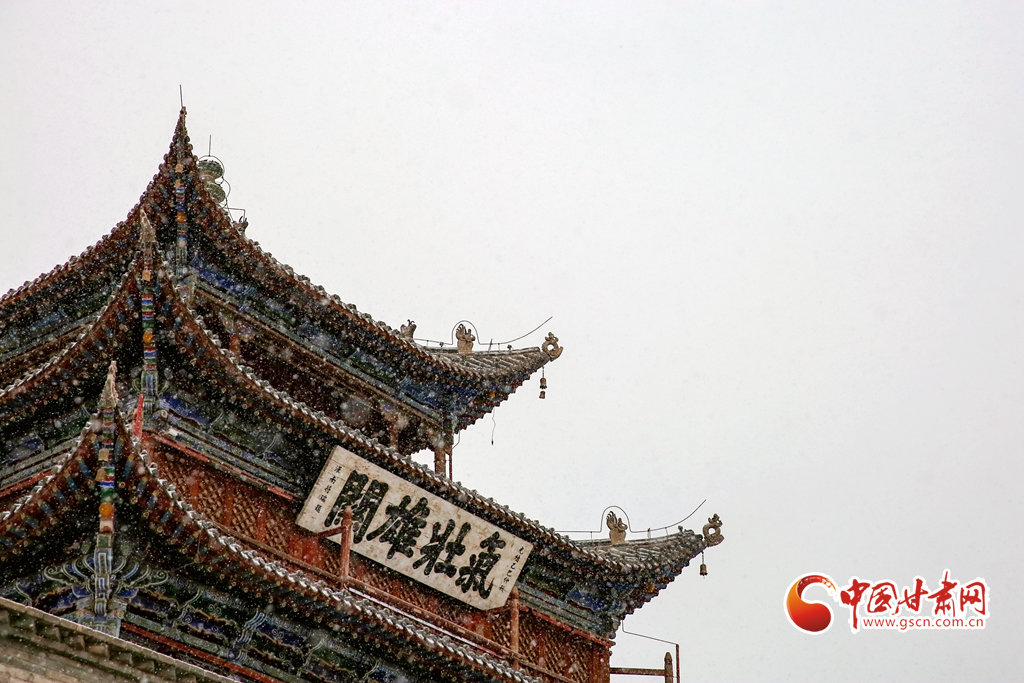 12月15日清晨，酒泉市出现大范围降雪，鹅毛般的雪花飘落大地，很快就将整个城市装扮成一个银装素裹的美丽世界，为人们带来了惊喜。通讯员 侯崇慧 摄影报道