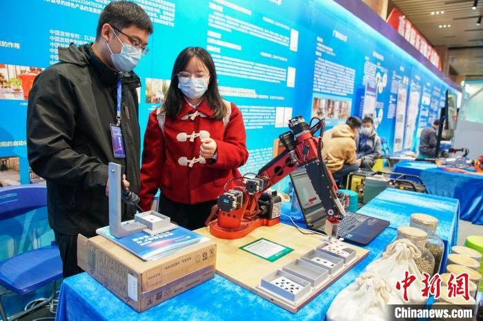 图为广西民族大学展示的视觉识别分选机器人。　陈冠言 摄