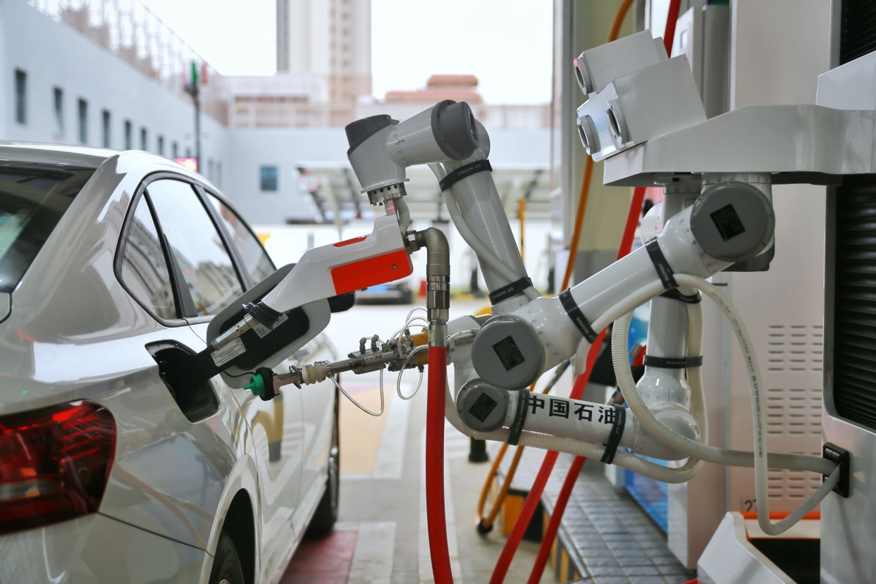 国内首款智能加油“机器人”正式上班，3分钟内即可完成!-新浪汽车