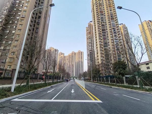 刚建成的轻机路北段(长升街至南泥湾大道)。韩文君 摄