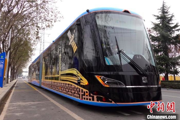 “智轨列车”亮相咸阳市高新区最大载客可达300人