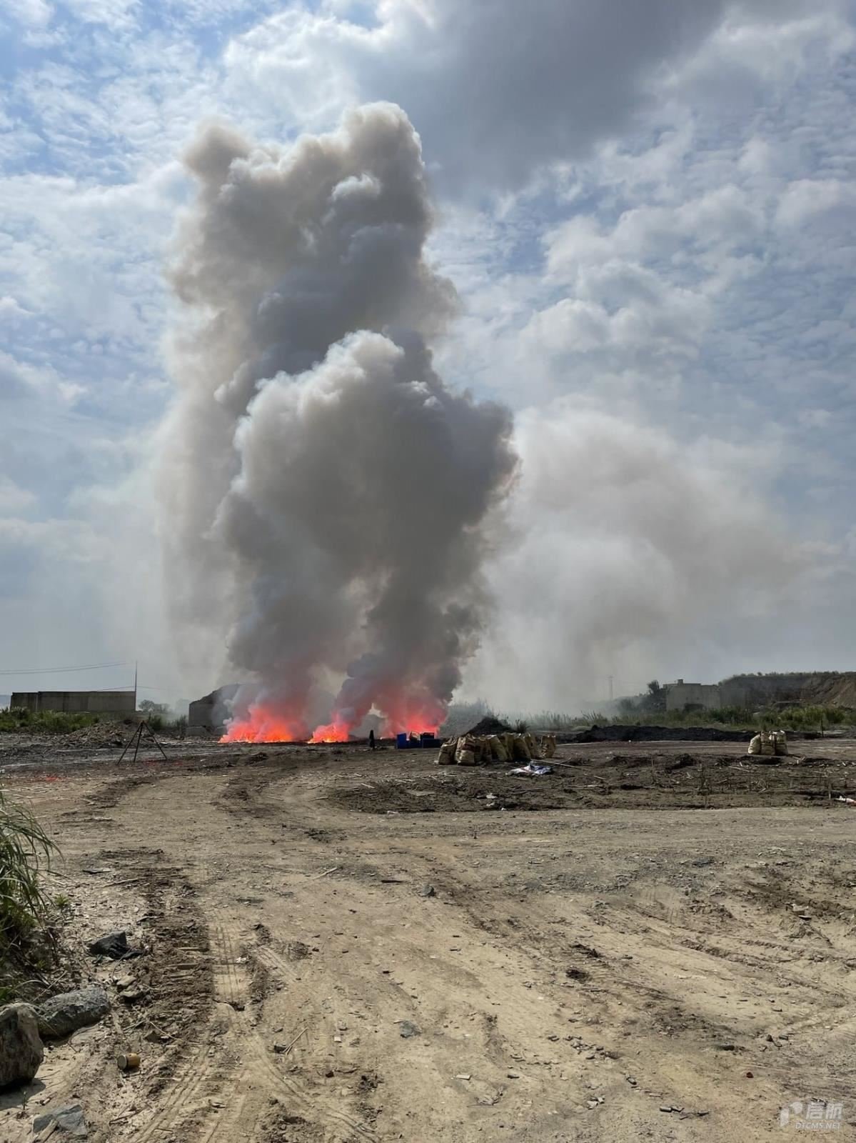 偷运烟花爆竹，12人被判刑！