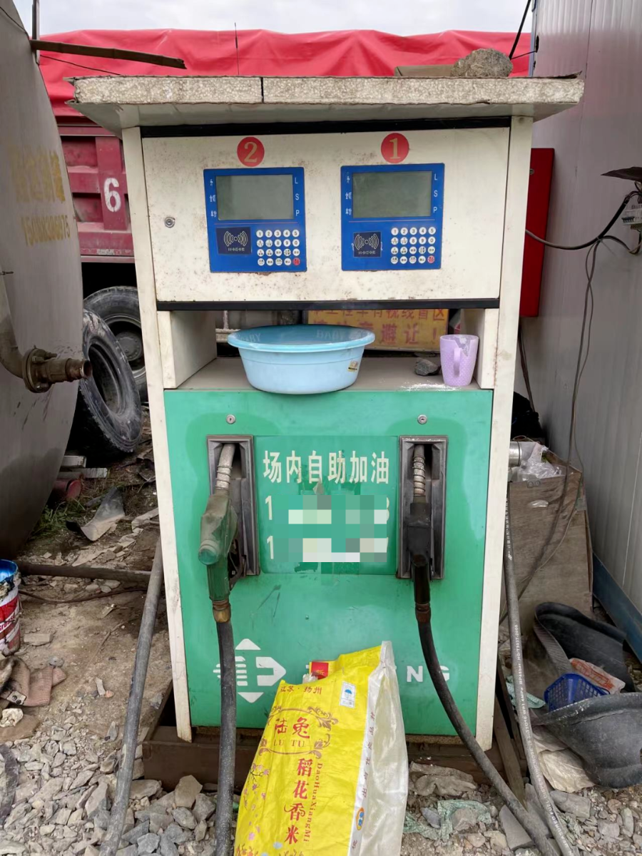 某油库门口放置的简易自助加油机