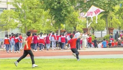 黄陂区天河航天小学举行“清廉”主题演讲结束后，学生在操场上放飞“清廉”风筝。
