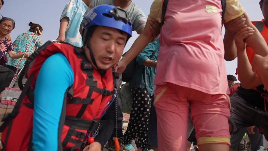 图：一位怀孕39周的孕妇首先被救出，获救后，这名孕妇激动落泪。