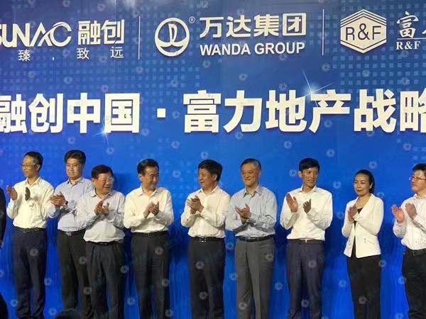左三至左六依次为张力、王健林、孙宏斌、李思廉(图源:网络)