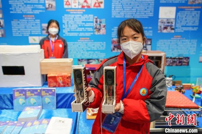 图为龙州县第一中学参展作品改良版的铅笔芯电话。　陈冠言 摄