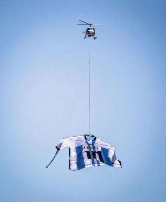 在罗萨里奥市，直升机拉起巨大球衣。