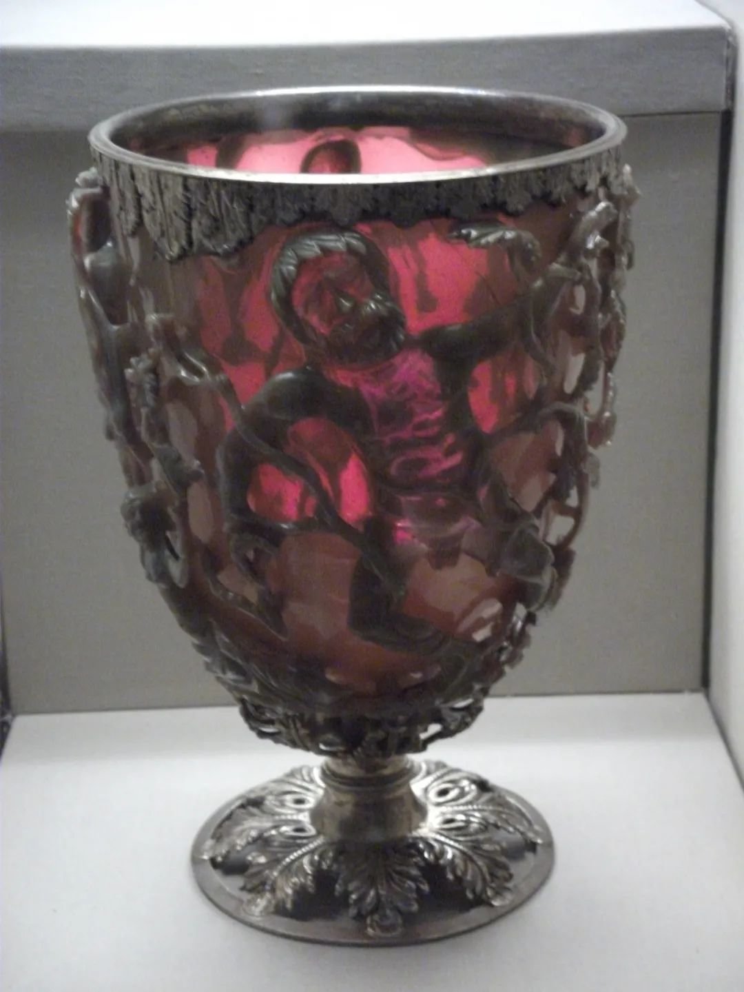 莱克格斯杯可以呈现出两种颜色（图片来源：wikipedia）