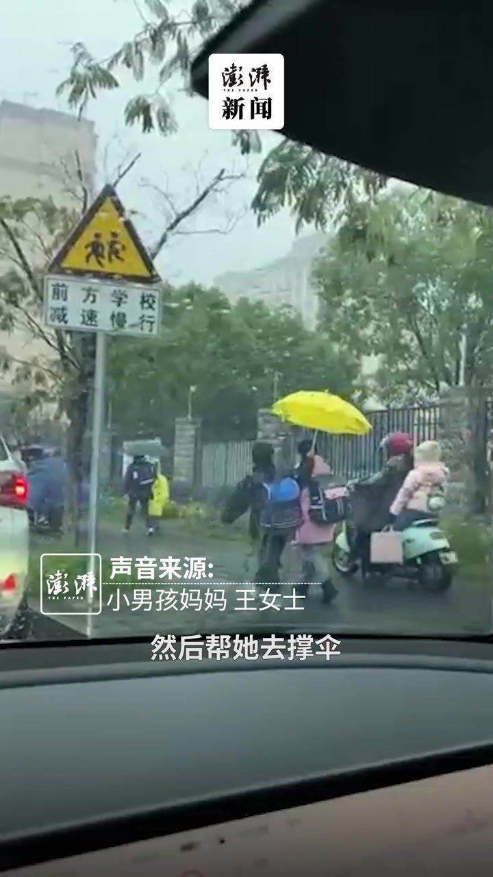 男孩上学路上自己淋雨，也要为小女孩打伞