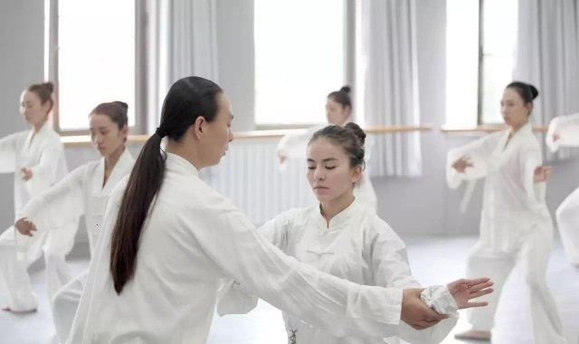 王明山在进行教学