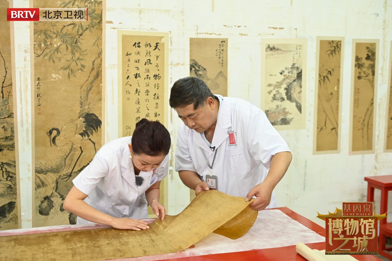 探秘团团长单霁翔在首都博物馆体验书画揭裱工作