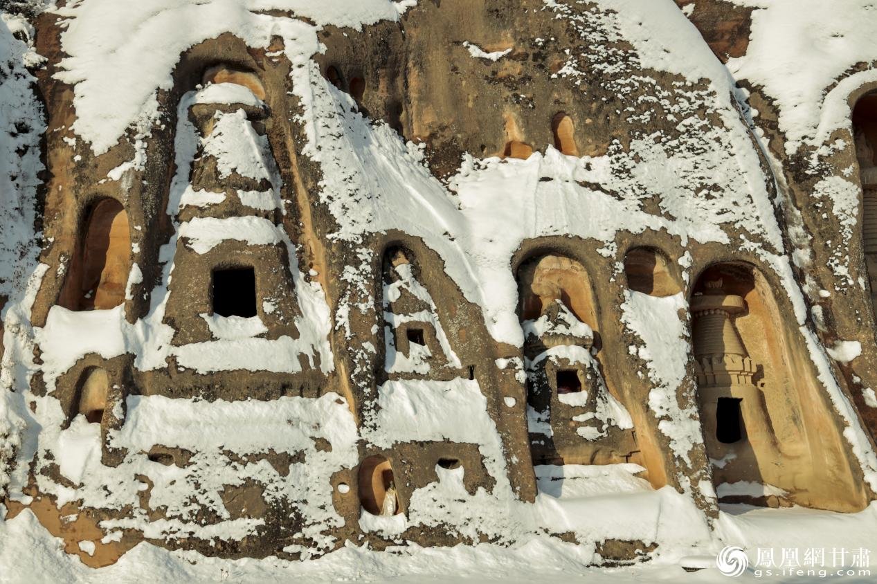 马蹄寺石窟的独特之处在于千佛洞有500多个摩崖佛塔窟龛，规模宏大。吴学珍供图