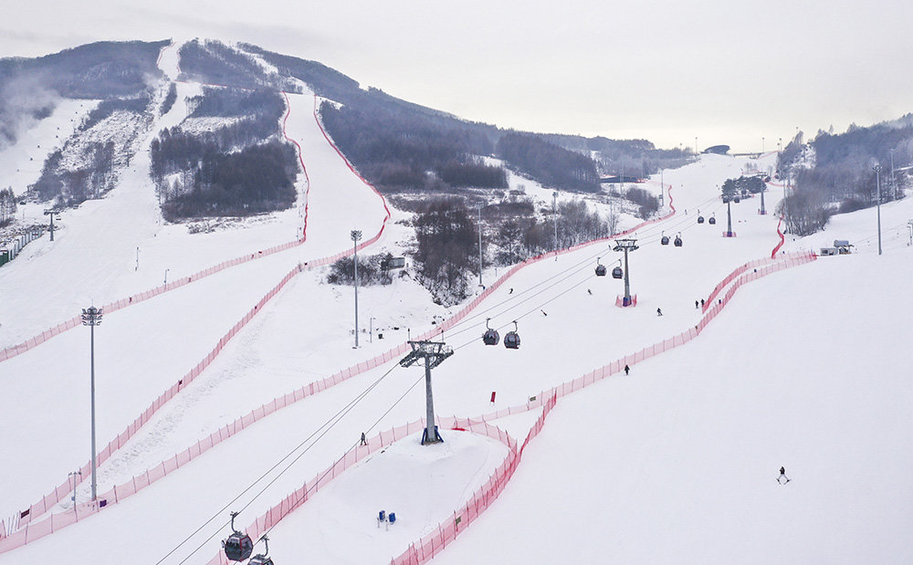 新中国第一座高山滑雪场“重装绽放”。新华社记者 许畅 摄