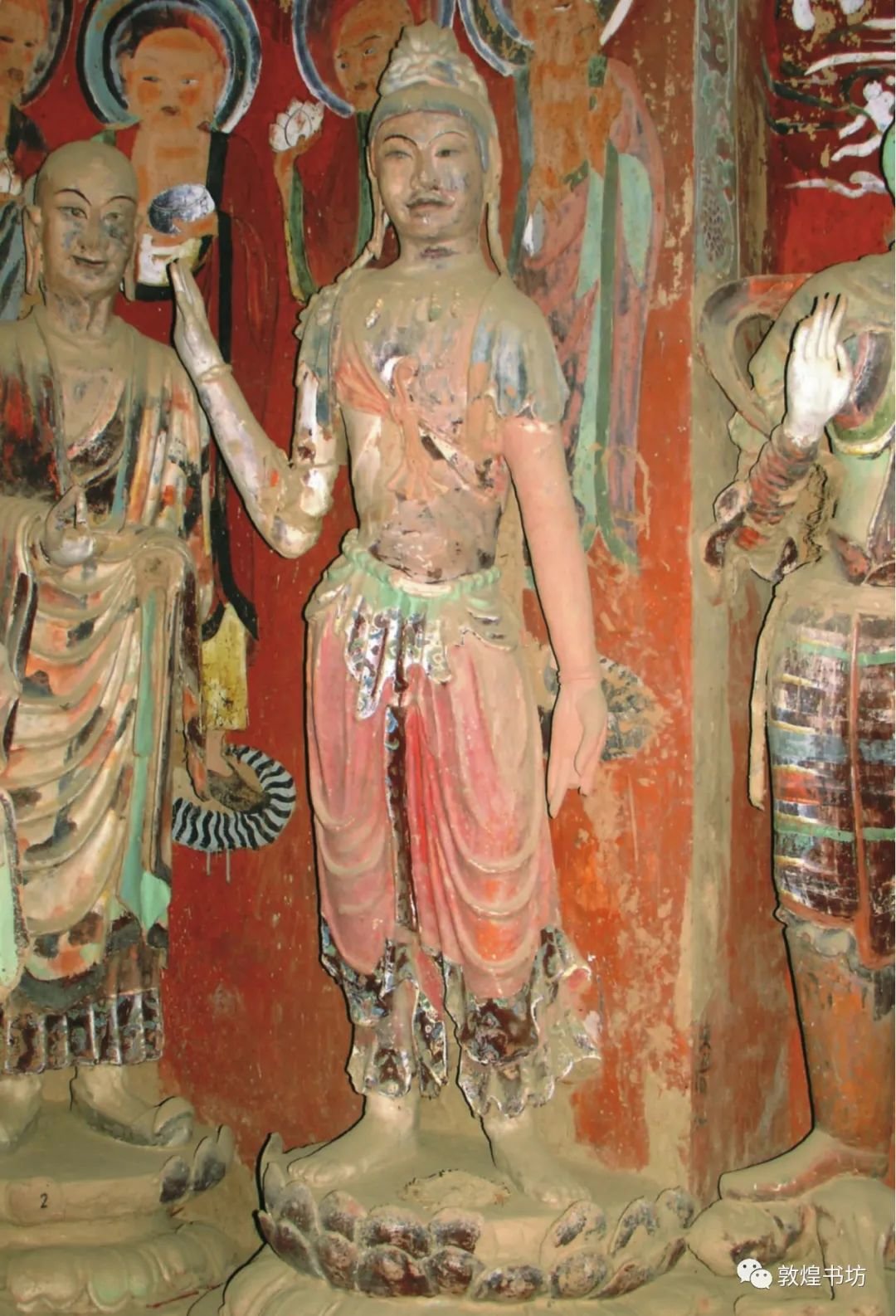 莫高窟初唐第57窟的彩塑还保持着一定的隋代遗风:佛和菩萨,弟子等形象