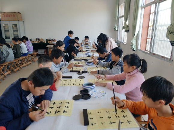 进贤泉岭中心学校开展书法进校园活动