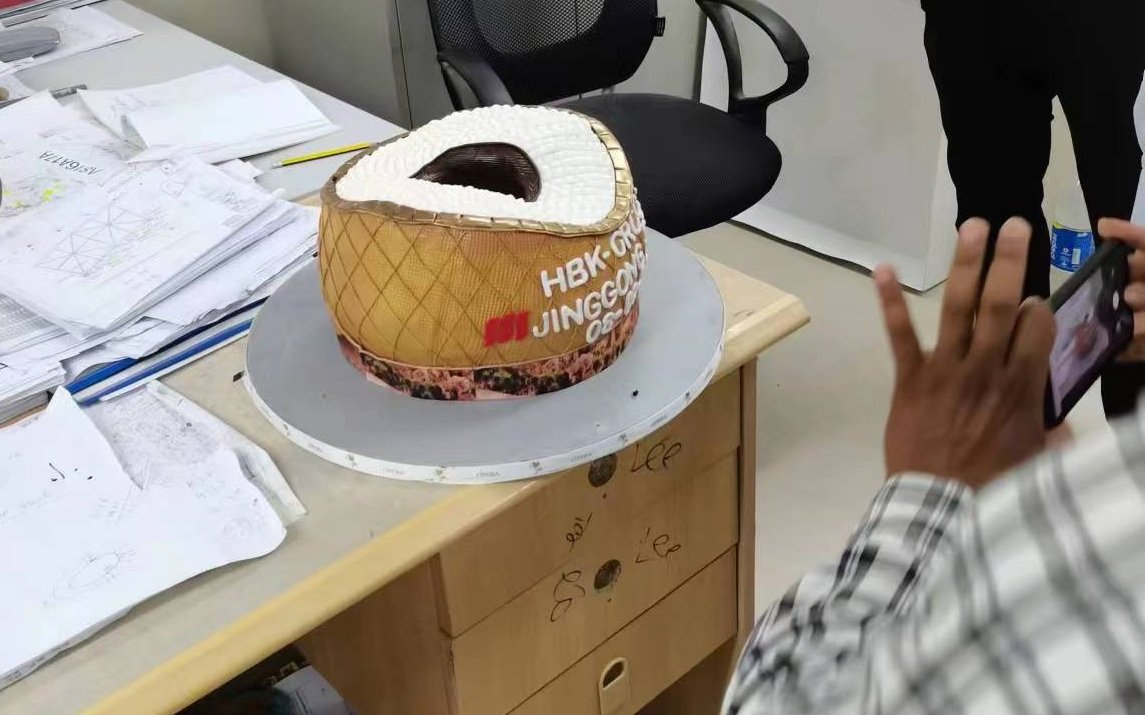 2020年9月8日，完成所有合拢工作后，工人们制作了体育场造型的蛋糕庆祝。受访者供图