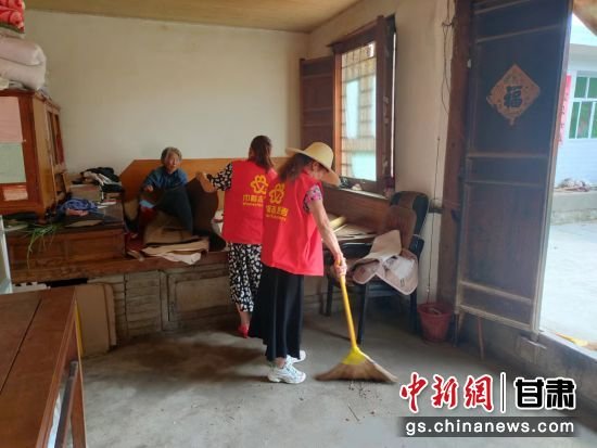 图为甘肃省陇南市西和县西峪镇晚峡村的巾帼志愿者上门为老人提供帮助（资料图）