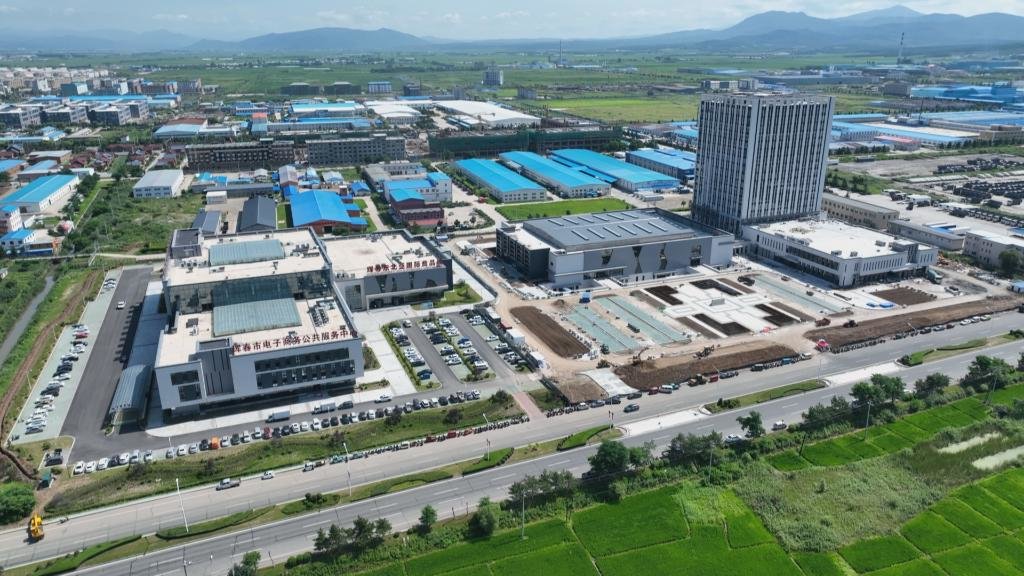 珲春东北亚跨境电商产业园已吸引百余家企业入驻。（受访者供图）