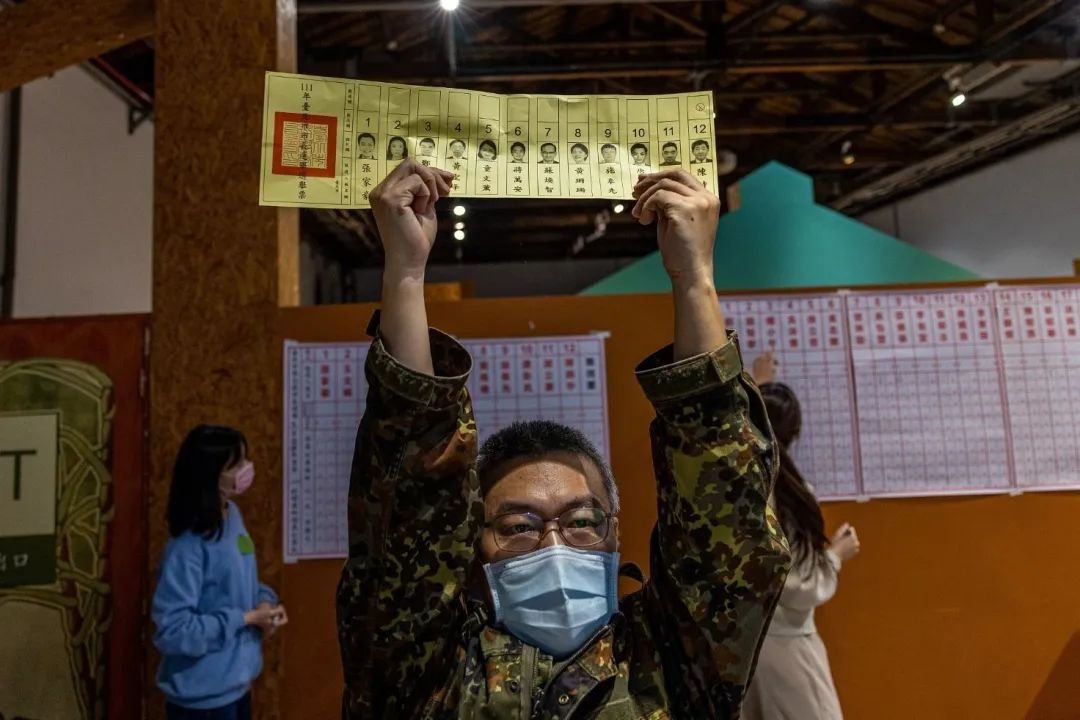 ▎2022年11月26日,台湾台北,一名选举工作人员在清点选票。图源:视觉中国