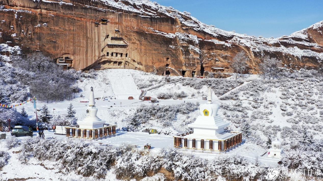 “三十三天石窟”建在悬崖绝壁之上，山下两座白塔分别是西夏王元昊和萨迦班智达的舍利塔。吴学珍供图